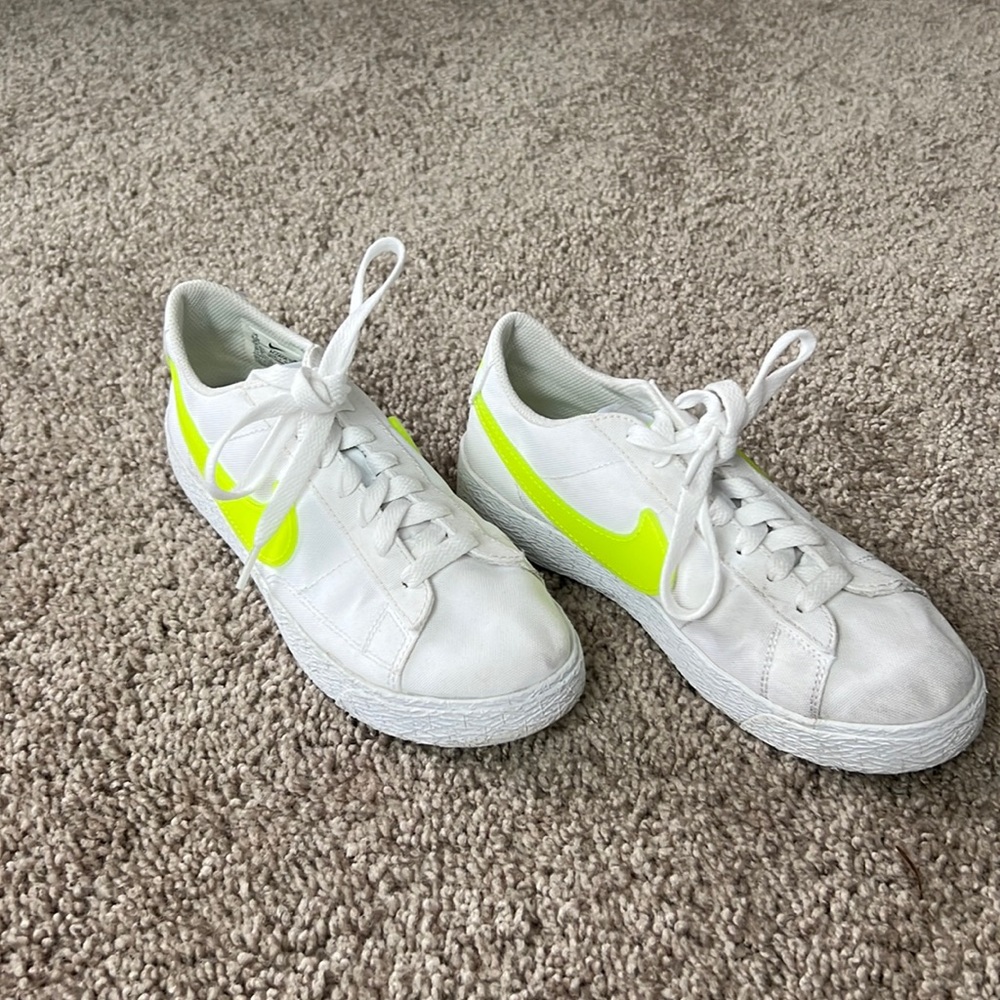 Nike sneakers girls size 3.5. Only worn a few times!